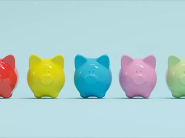 Piggy banks sit side by side to represent different types of moving estimates.